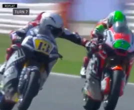 Video: Moto2-coureur knijpt tijdens race in rem van tegenstander