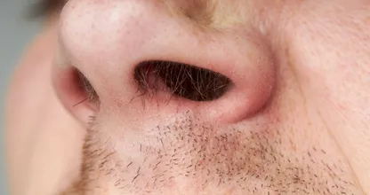 Dit is waarom je je neusharen nooit moet epileren of waxen