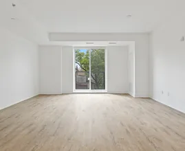 Ein Mann hilft nepalesischen Studenten bei der Einrichtung ihrer leeren Wohnung