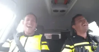 Twee agenten gaan he-le-maal los als ze dit nummer horen. Wat een prachtig duet!