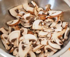 Mit diesem Trick 10 Champignons schneiden und das in unter 1 Minute - ganz ohne Messer!