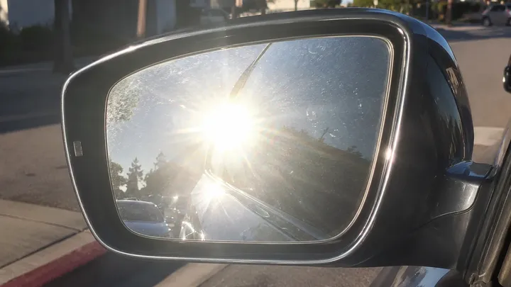 Coloca siempre una bolsa en el retrovisor del coche cuando viajes solo: te explicamos por qué...