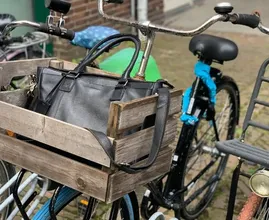Politie deelt waarschuwing voor fietsers met een fietsmand- of tas