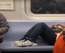 Nieznajomy daje nastolatkowi nauczkę po tym, jak ten nie chce przełożyć nóg na bok w metrze