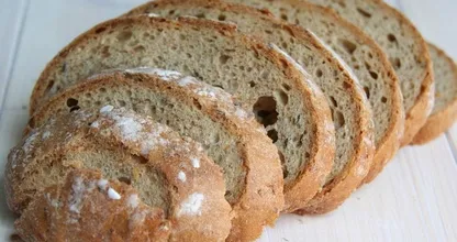 ¡Esto es lo que podría pasar si pones una rebanada de pan alrededor de tus pies! ¿Lo intentarás?