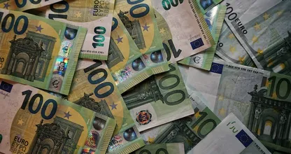 Eerlijke vrouw vindt 1000 euro en brengt het netjes naar de politie