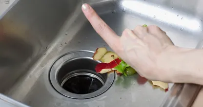 Schon gewusst? Diese 7 Essensreste solltest du nicht einfach so wegspülen.
