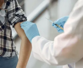 Dit moet je weten over de bijwerkingen van de griepprik