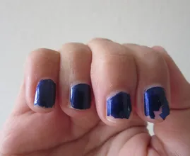Dein Nagellack splittert immer so schnell ab? So hält die Farbe länger!