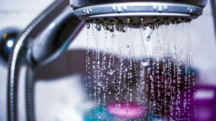 Oh non ! Ce sont 6 erreurs que beaucoup de gens font sous la douche. Est-ce que vous faites ça bien ?