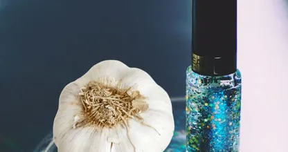 Klingt komisch, aber funktioniert! Knoblauch im Nagellack sorgt für super starke Nägel