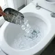Perché la gente riempie la tazza del water con i cubetti di ghiaccio? Vediamo di capire...