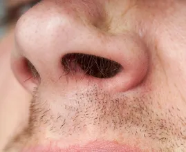 Dit is waarom je je neusharen nooit moet epileren of waxen