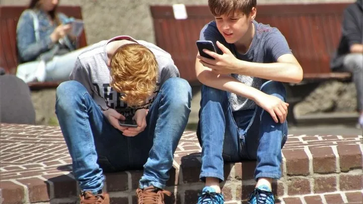 4 tekenen dat je kind te veel social media gebruikt