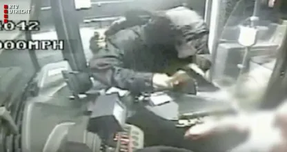 Verschrikkelijk: buschauffeur wordt bedreigd met geweld door deze overvallers. Herken jij ze? Delen svp!