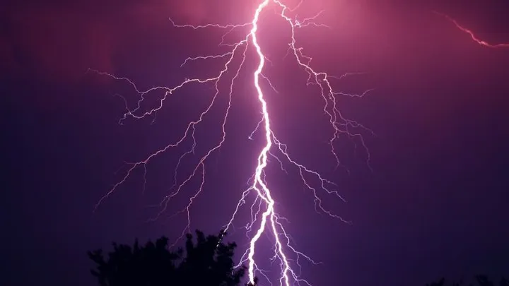 KNMI waarschuwt met code geel: vanmiddag hevige regen en onweersbuien