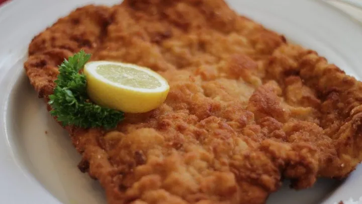Nur so brät man ein echtes Wiener Schnitzel. Machst du es richtig oder falsch?