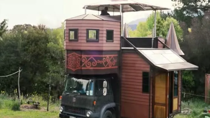 Neuseeland Pärchen verwandelt Lastwagen in ein wunderschönes kleines Zen Schloss.