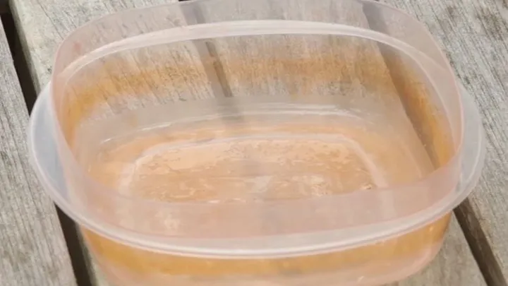 Is your Tupperware covered in food stains? Easily remove them with this trick!