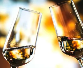 Met dit simpele ingrediënt krijg je de bubbels weer terug in de champagne
