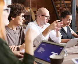 Bevriend met je collega? Dan ben je volgens onderzoek productiever