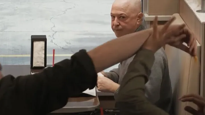 Jugendliche schikanieren Jungen bei Burger King und bemerken den Mann auf der Bank nicht