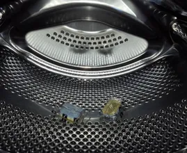 Hein?! Une tablette lave-vaisselle dans la machine à laver? Cette astuce est vraiment facile et super pratique!