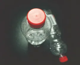 Om deze reden moet je altijd even de onderkant van je plastic flesje controleren