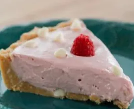 Diese cremige Himbeersahnetorte ist perfekt für dieses sonnige Frühlingswetter! Die musst du probieren!