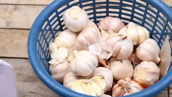 Du brauchst nur eine Papiertüte und einen Locher. So bleibt dein Knoblauch viel länger würzig