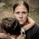 La madre con el bebé comienza a rogar por sobrevivir, luego se descubre su secreto.