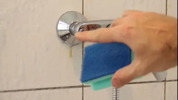 So einfach kannst du also deine Dusche sauber bekommen! Hätten wir das man früher gewusst.