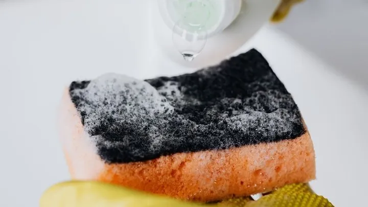 Schuursponsjes weggooien? Zonde! ZO maak je ze weer helemaal als nieuw