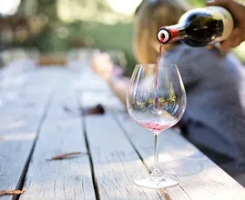 Schenk dir ein Glas ein! Der mäßige Alkoholtrinker lebt nämlich länger!