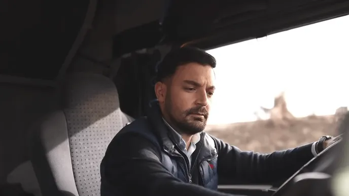 Kierowca ciężarówki dokonuje słodkiej zemsty na bogatej kobiecie, która zablokowała go na drodze
