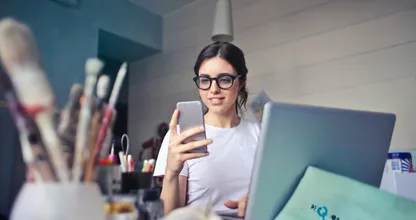 Lo que estar en línea las 24 horas del día, los 7 días de la semana, le hace a su salud mental