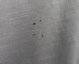 So solltest du die kleinen Löcher deiner Kleidung eigentlich reparieren. Geht ohne Nadel und Faden!