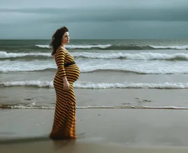 Mann fotografiert schwangere Frau, sieht aber etwas Überraschendes im Hintergrund