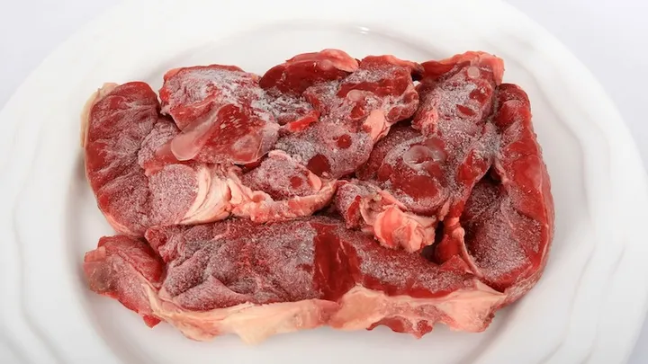 Vous avez oublié de décongeler votre viande à temps ? Grâce à cette astuce, ce sera fait en un tournemain !