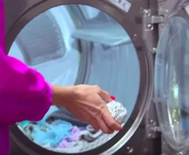 Wow: mettez une boule d’aluminium dans le sèche-linge! C’est fantastique!