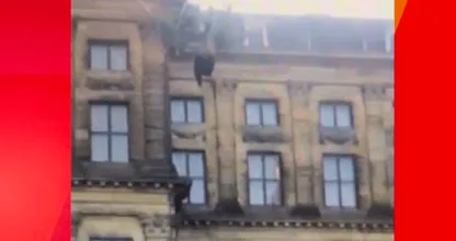 WAT een nachtmerrie voor deze kermisbezoekster: beugel schiet los in attractie
