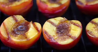 Hast du schonmal Obst gegrillt? Diese Früchte musst du mal auf den Grill legen!