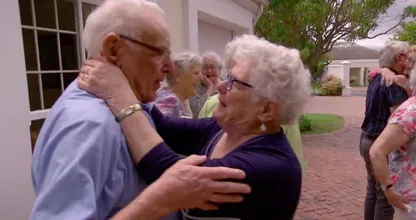 Snotteren geblazen: Koos (94) ziet nog één keer zijn familie in Love is in the Air