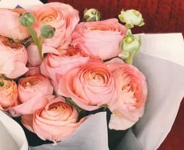 Huh? Als je dít in het water doet gaan je bloemen langer mee