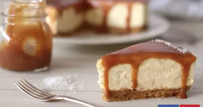 Rezept: Käsekuchen mit Keksboden und Toffeesoße.