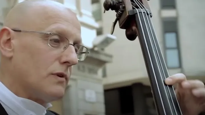Ce musicien de rue était ignoré de tous, mais une petite fille a tout changé