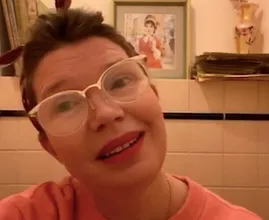 Heerlijke humor: Tjitske Reidinga maakt quarantainevlog vanaf toilet