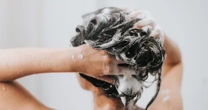 Hoe vaak moet je je haar nu echt wassen voor een gezonde, frisse look?