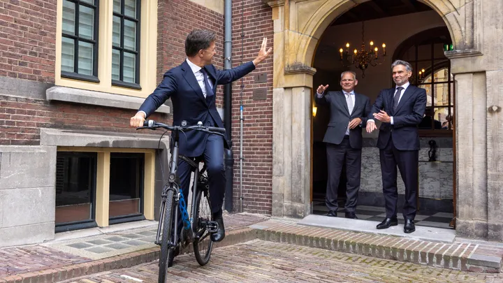 Rutte draagt stokje officieel over aan Dick Schoof, de nieuwe premier van Nederland