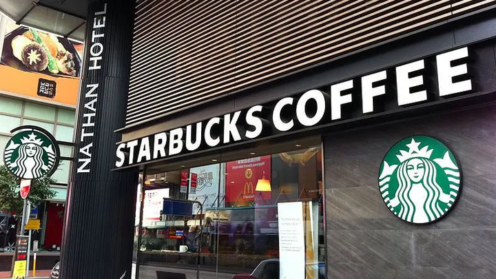 Starbucks-medewerker maakt stotteraar belachelijk: "Hier is je koffie, S-s-sam"